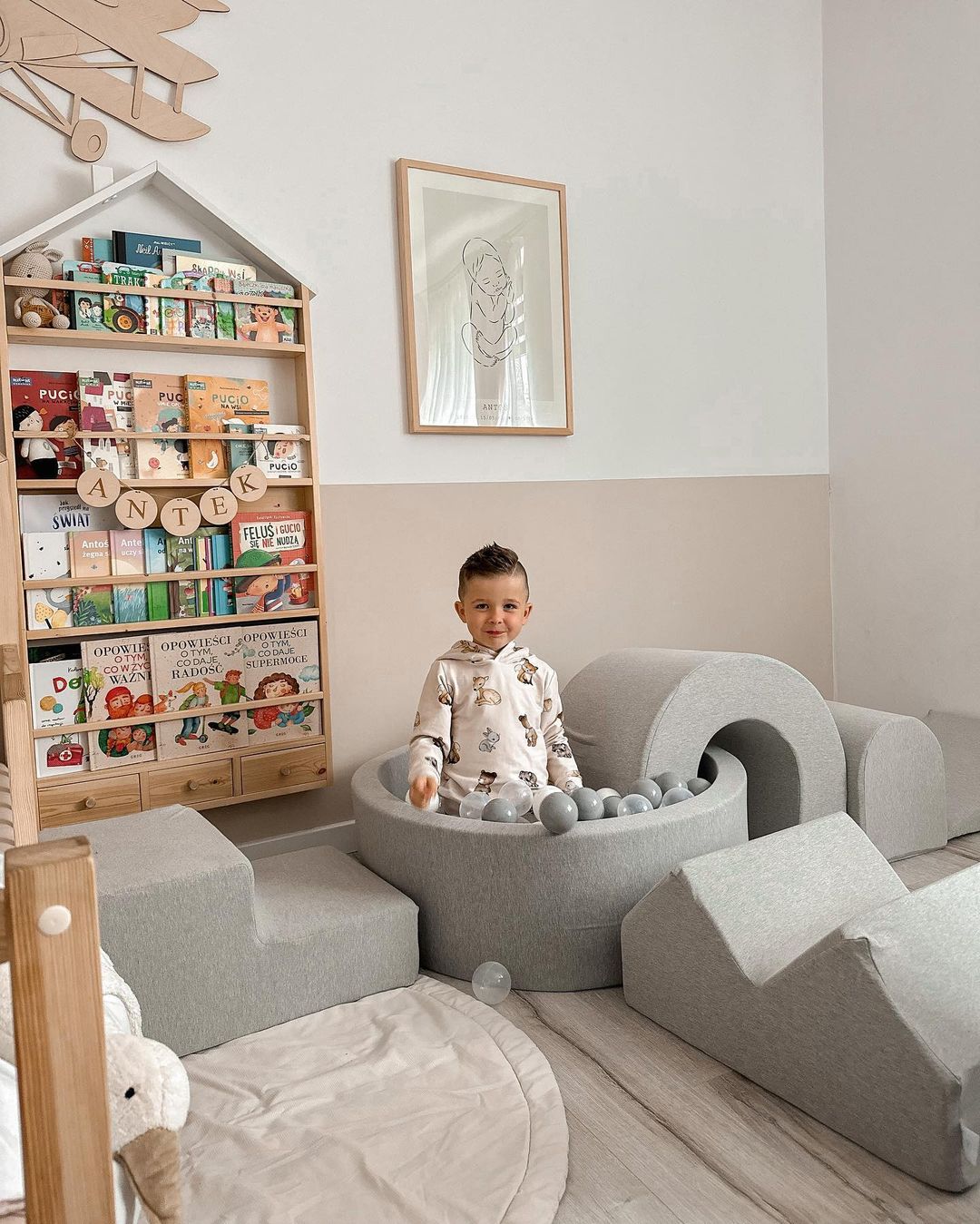 Aire de jeux en mousse avec piscine ronde 90x30 Gris Clair + 5 éléments + 200 balles (blanc, gris, beige)