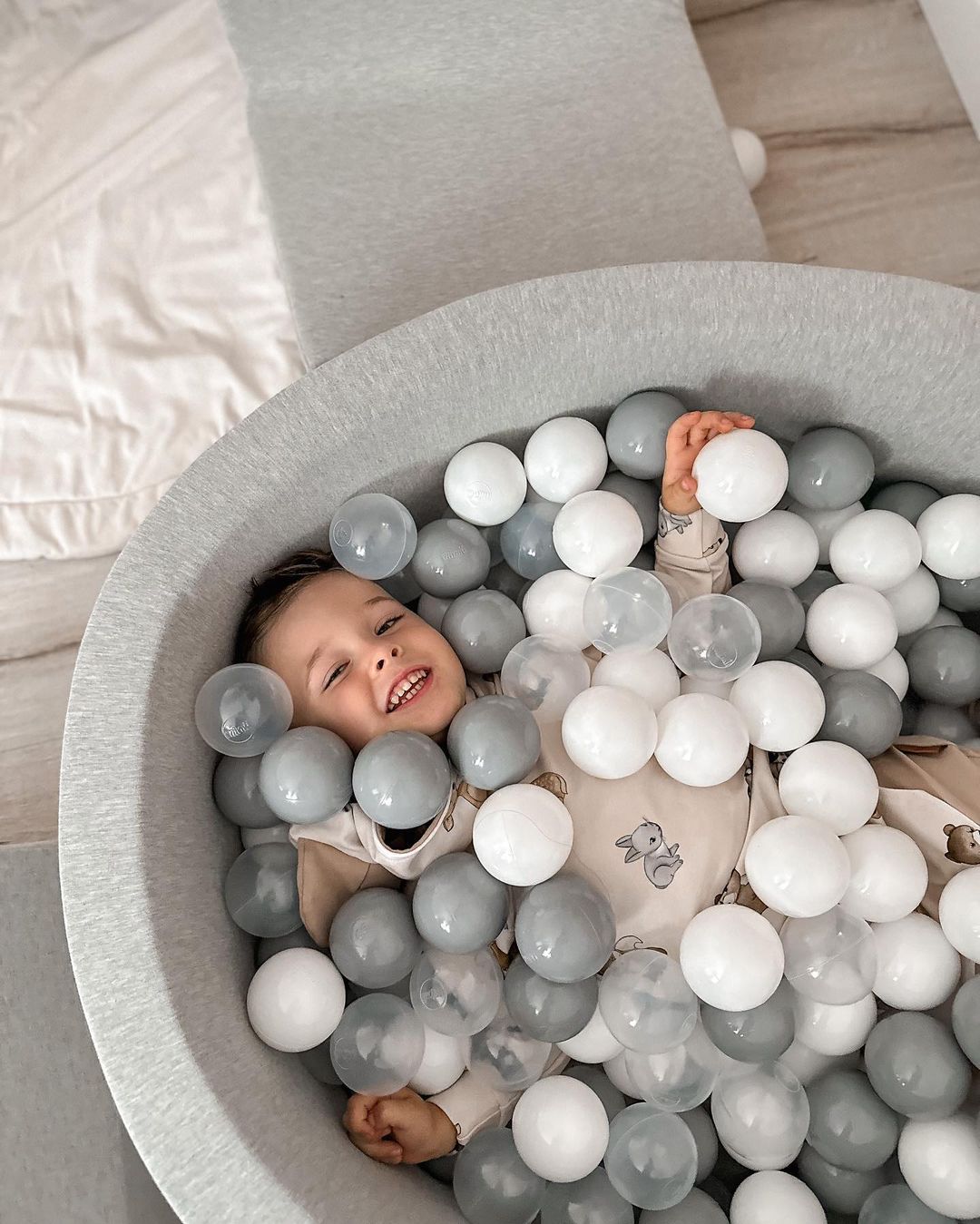Aire de jeux en mousse avec piscine ronde 90x30 gris clair + 5 éléments + 200 balles