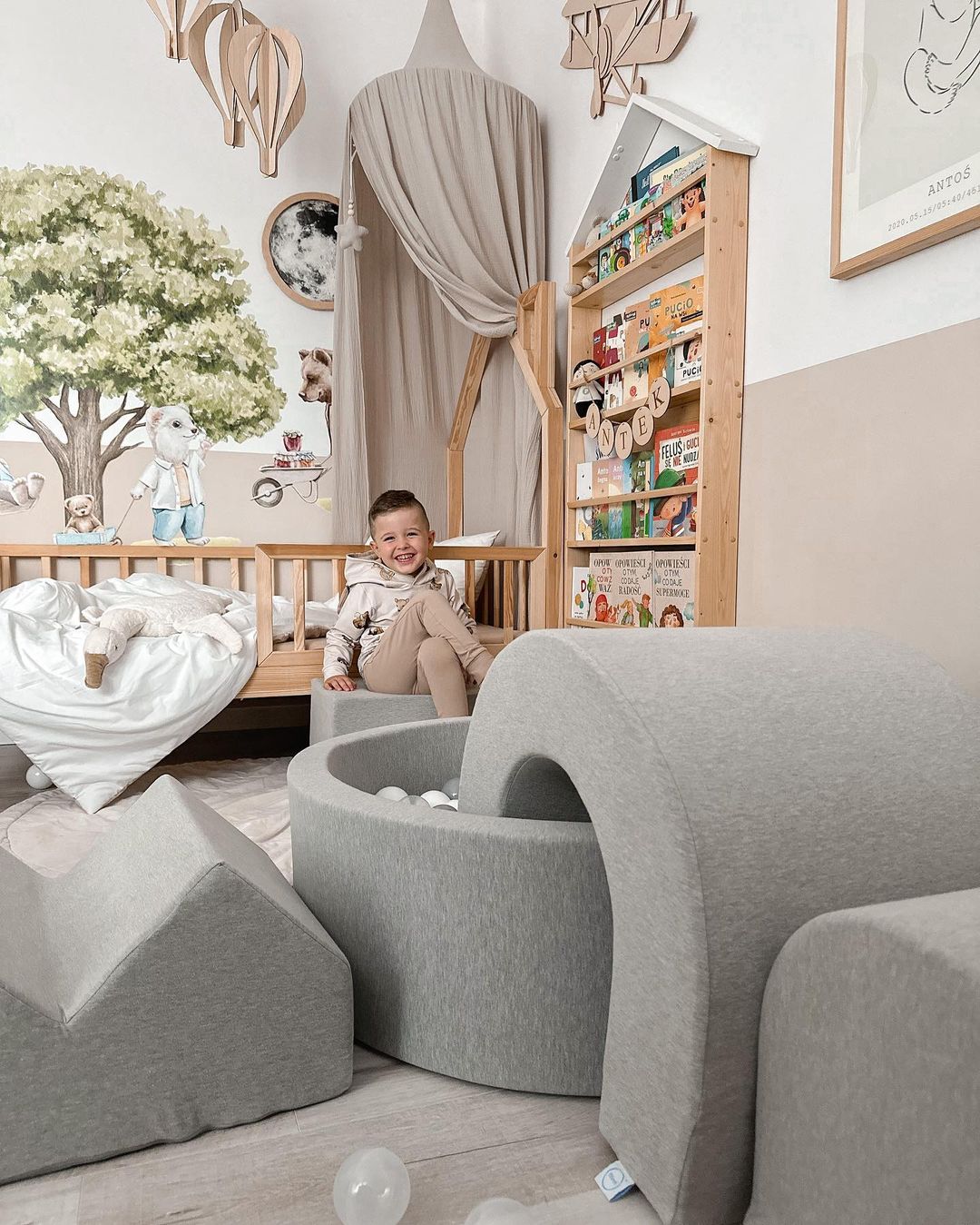 Aire de jeux en mousse avec piscine ronde 90x30 Gris Clair + 5 éléments + 200 balles (blanc, gris, beige)