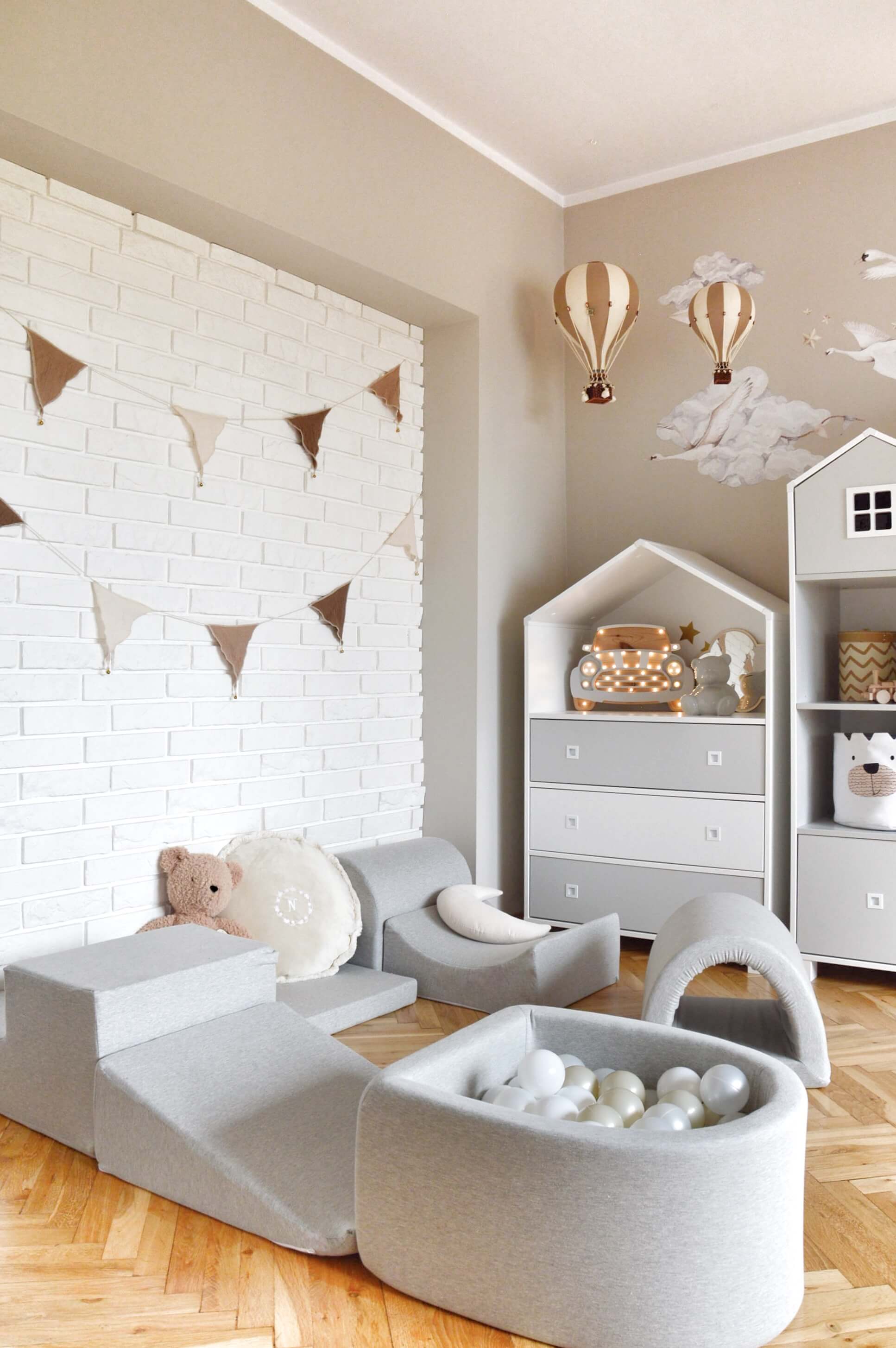 Aire de jeux en mousse avec pont et piscine micro gris clair + 100 balles (perle, argent, rose clair)