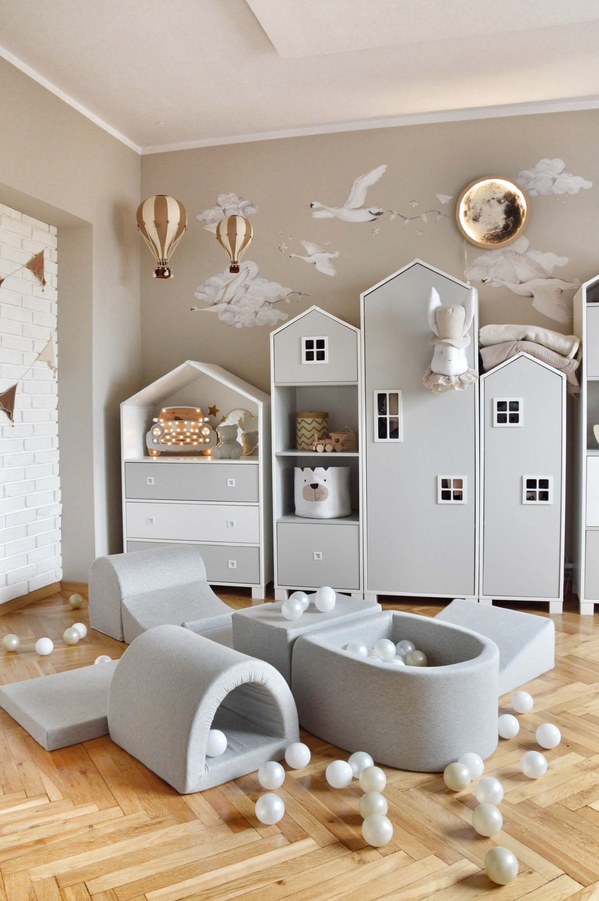 Aire de jeux en mousse avec pont et piscine micro gris clair + 100 balles (perle, argent, rose clair)