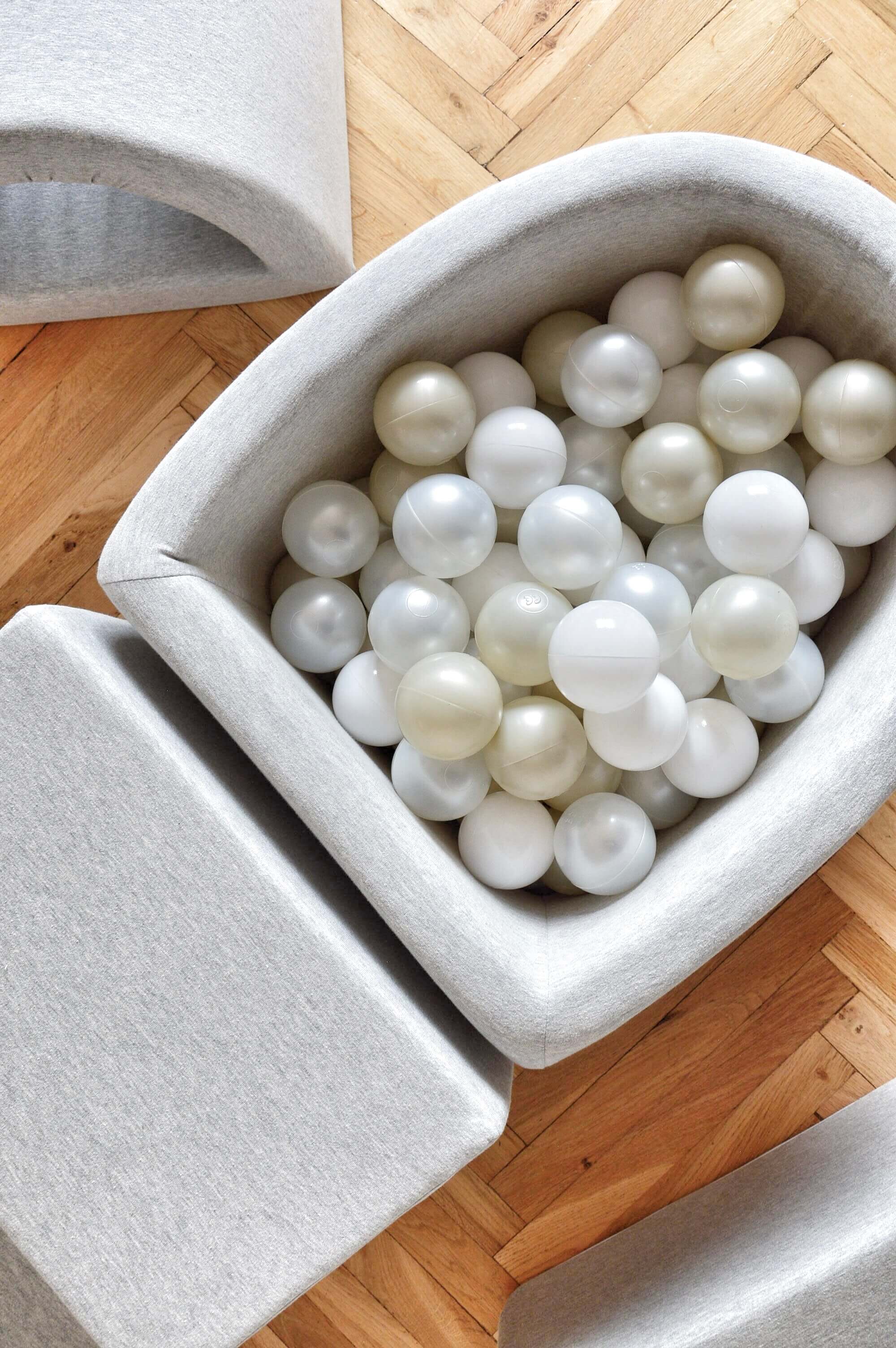 Aire de jeux en mousse avec pont et piscine micro gris clair + 100 balles (perle, argent, rose clair)