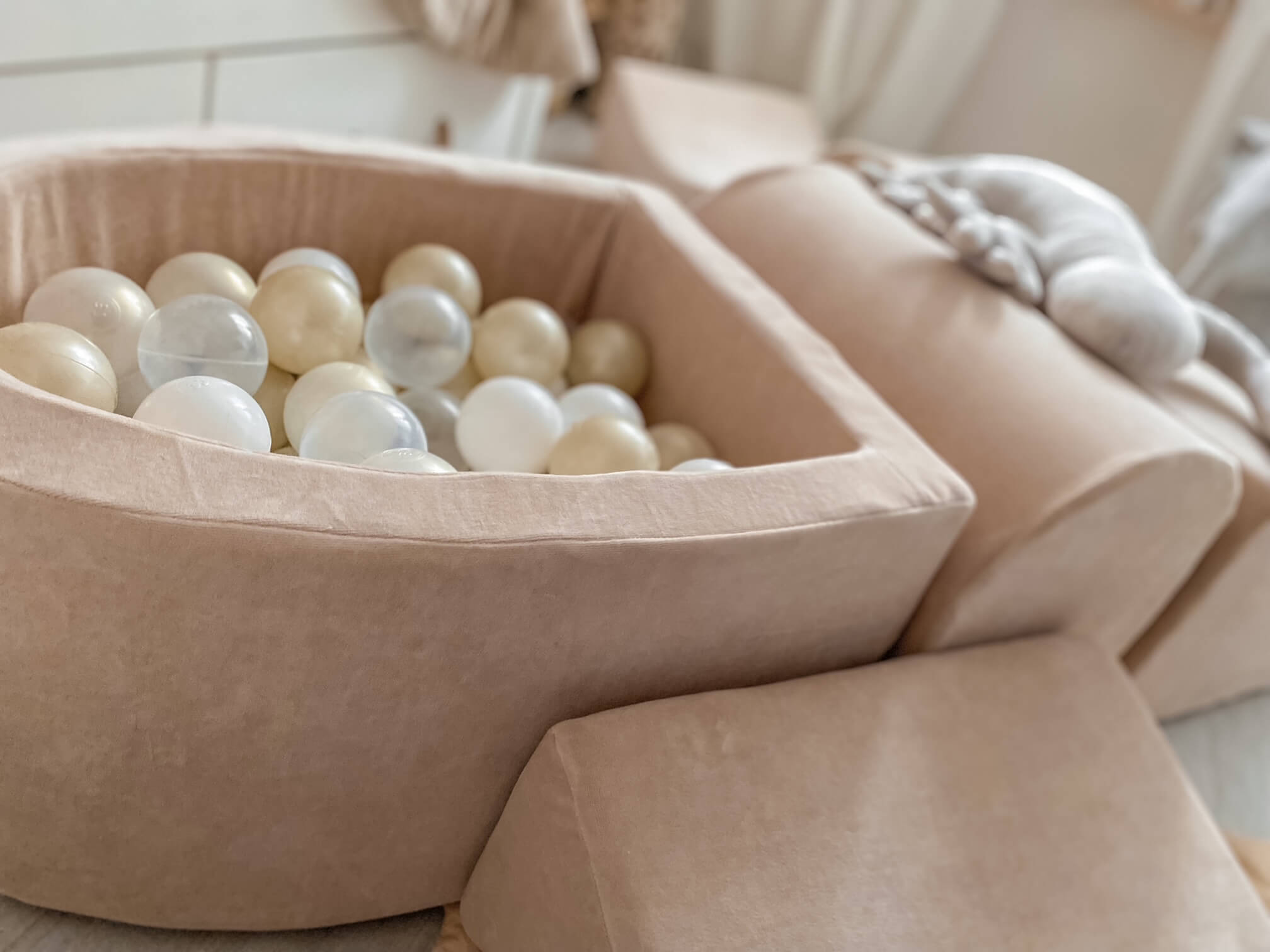 Aire de jeux en mousse avec colline et piscine micro velvet soft beige + 100 balles (or rose, or brillant, perle)