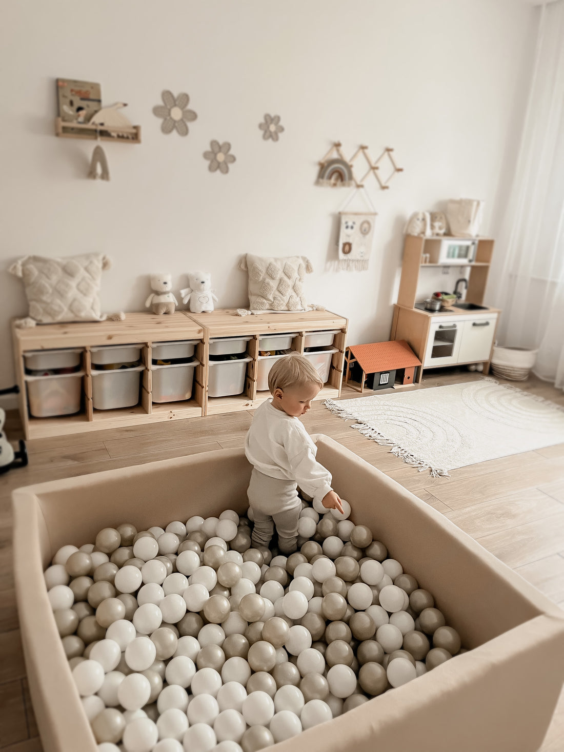 LE CADEAU PARFAIT POUR UN PREMIER ANNIVERSAIRE – UNE PISCINE À BALLES SÈCHES.