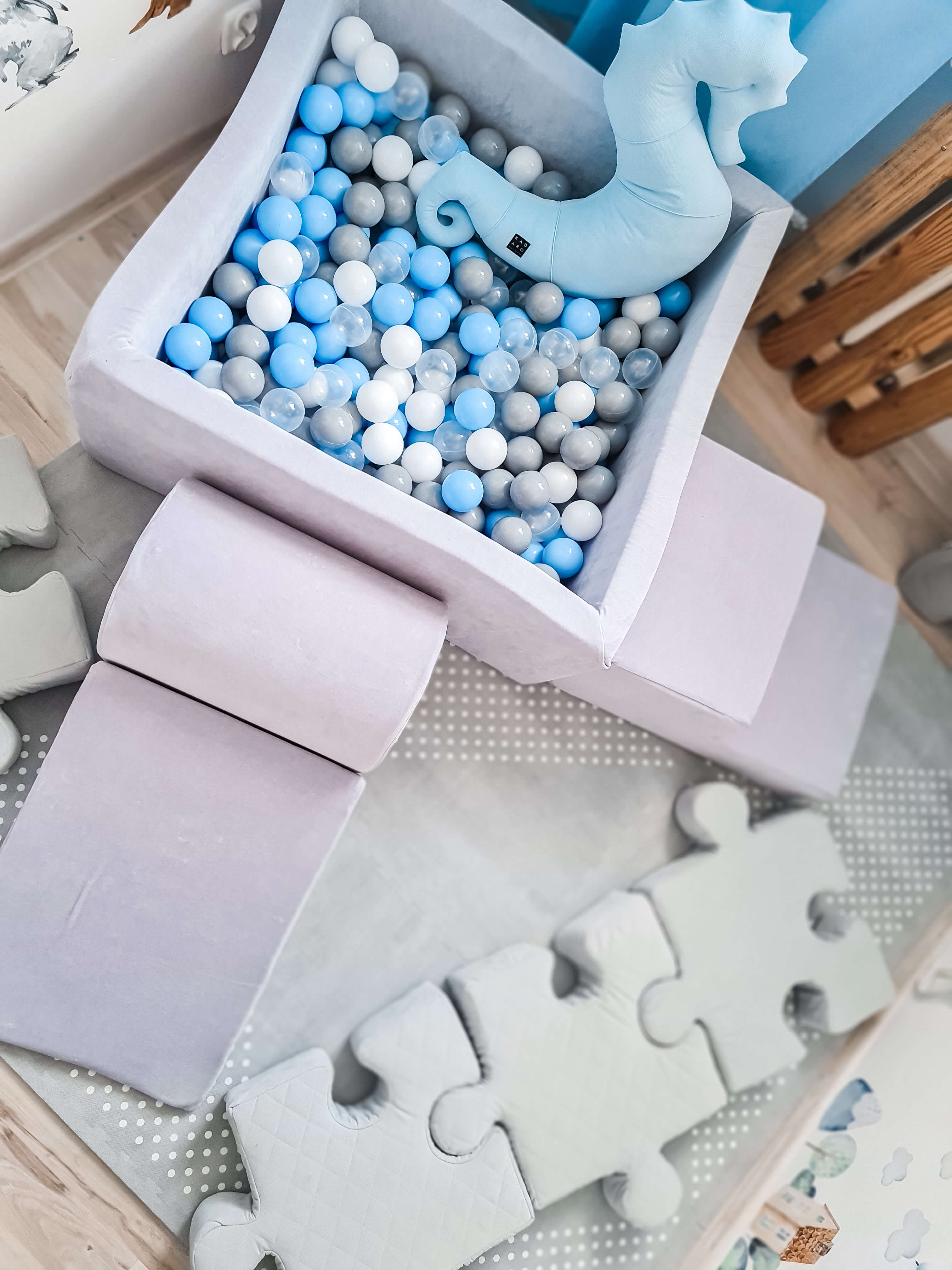 Aire de jeux en mousse avec piscine carrée 90x90x40 velvet soft gris clair + 400 balles (bleu perle, rose perle, graphite métallique, iridescent)