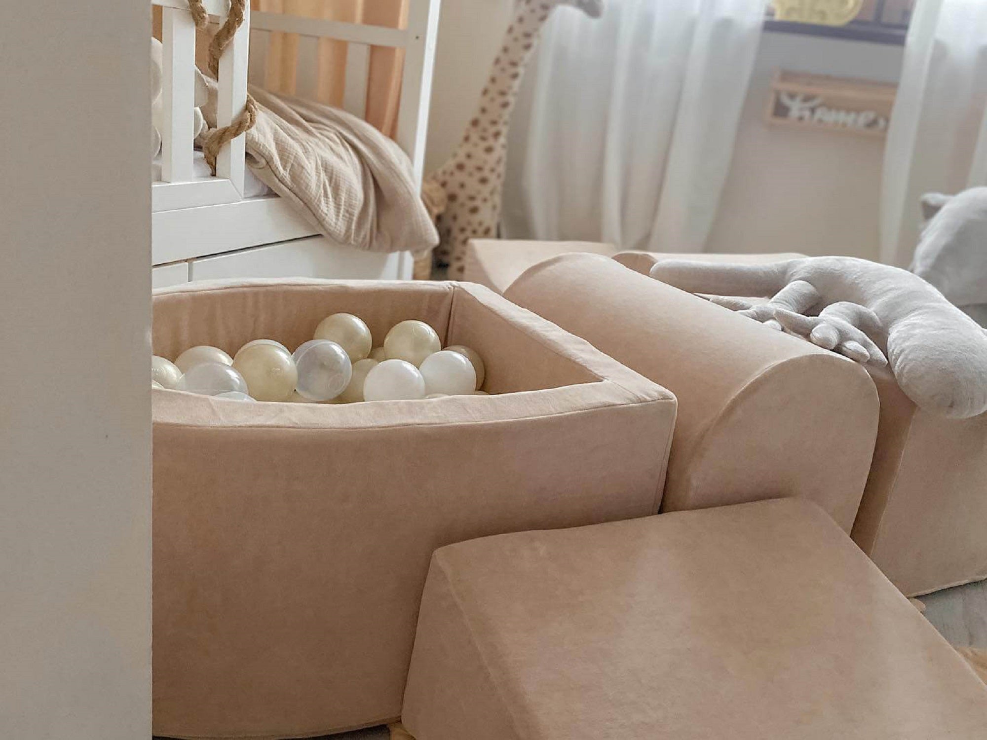 Aire de jeux en mousse avec colline et piscine micro velvet soft beige + 100 balles (or rose, or brillant, perle)