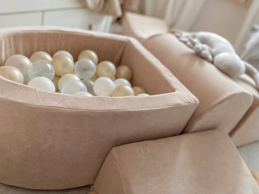Aire de jeux en mousse avec colline et piscine micro velvet soft beige + 100 balles (rose clair, or clair, perle, argent)